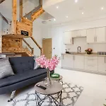 Luxury * Bradford (West Yorkshire)