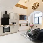 Luxury * Bradford (West Yorkshire)